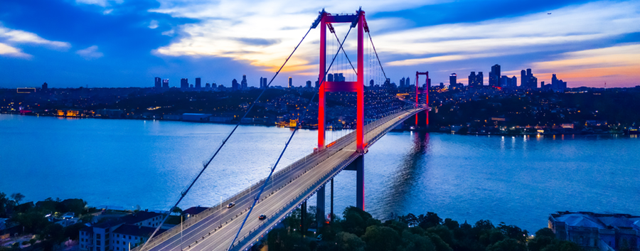 Türkiye recibió 50 millones de visitantes y generó 50.000 millones de dólares en ingresos turísticos. Türkiye recibió 50 millones de visitantes y generó 50.000 millones de dólares en ingresos turísticos.